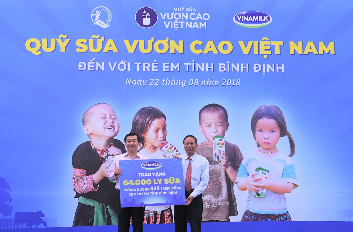 Vinamilk[-]và[-]Quỹ[-]Sữa[-]Vươn[-]Cao[-]Việt[-]Nam[-]trao[-]64.000[-]ly[-]sữa[-]cho[-]trẻ[-]em[-]t[-]ỉnh[-]Bình[-]Định